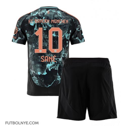 Camiseta Bayern Munich Leroy Sane #10 Visitante Equipación para niños 2024-25 manga corta (+ pantalones cortos)